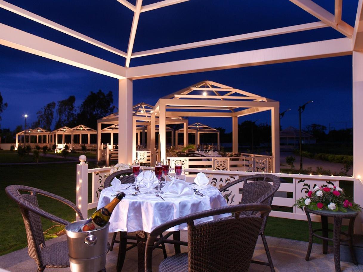 Neonz Resort & Club Ānand Dış mekan fotoğraf